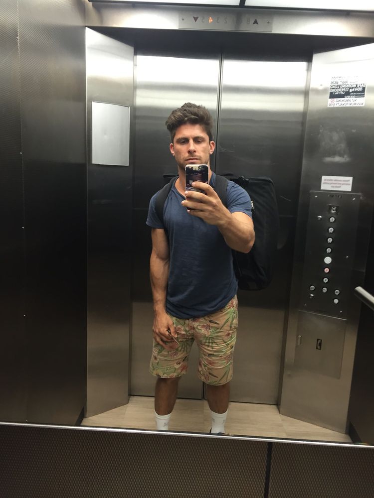 Ilustrasi Selfie di Cermin Lift