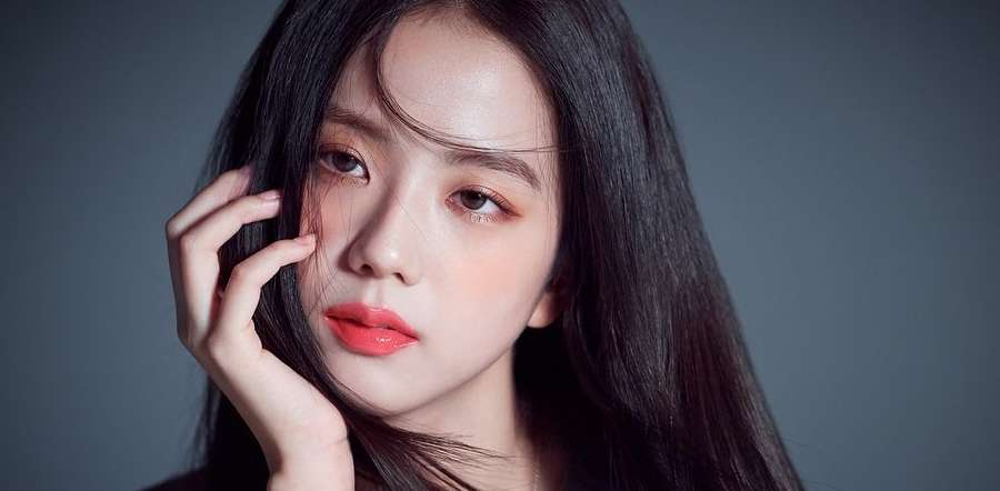 Ilustrasi Jisoo Pakai Highlighter