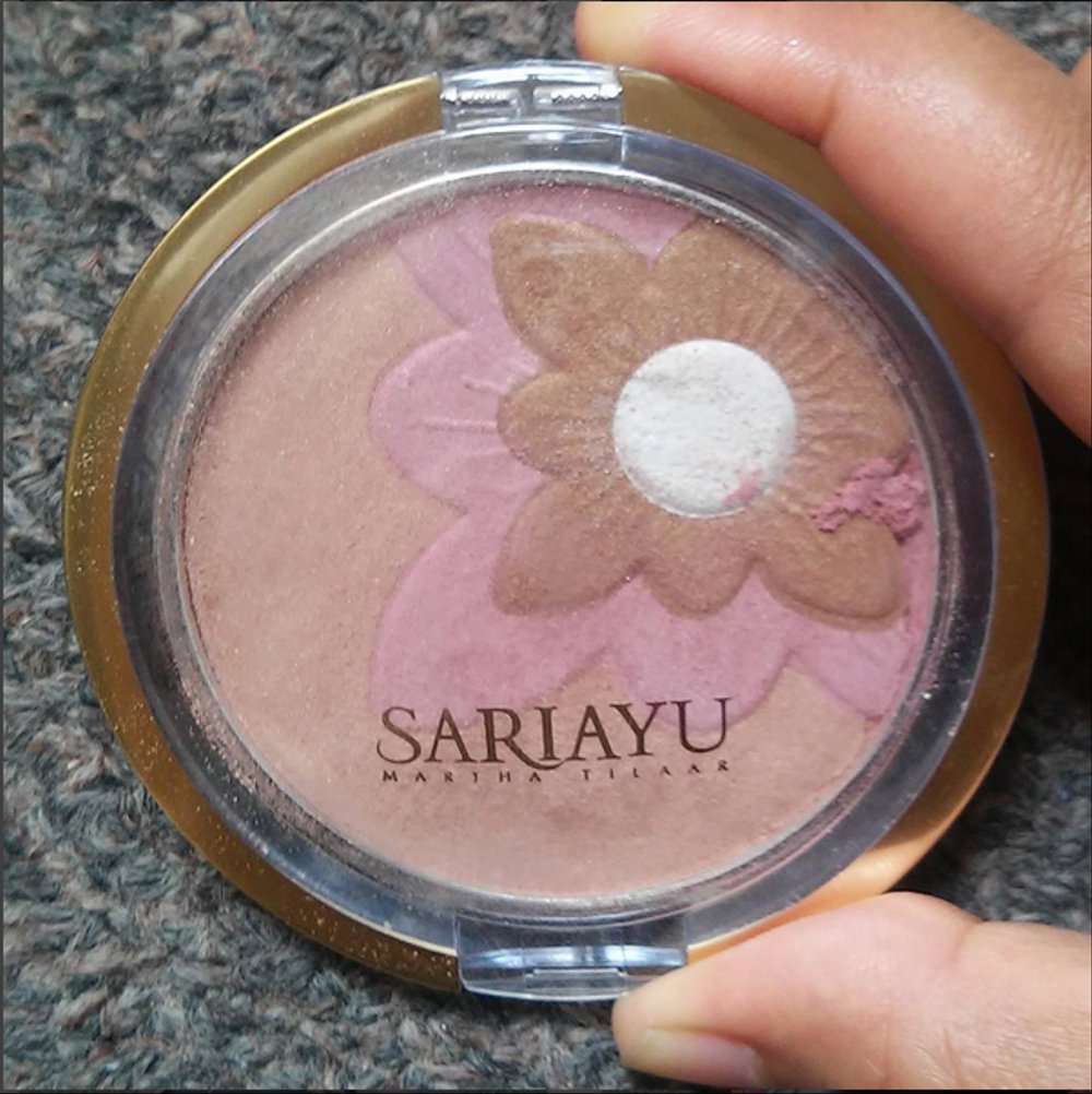 Ilustrasi Sariayu Shimmering Powder