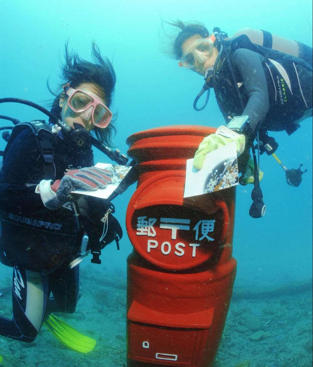 Kotak Post di Bawah Laut