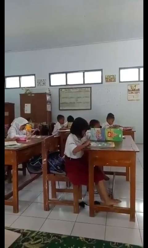 Murid Sekolah Dasar Mencontek