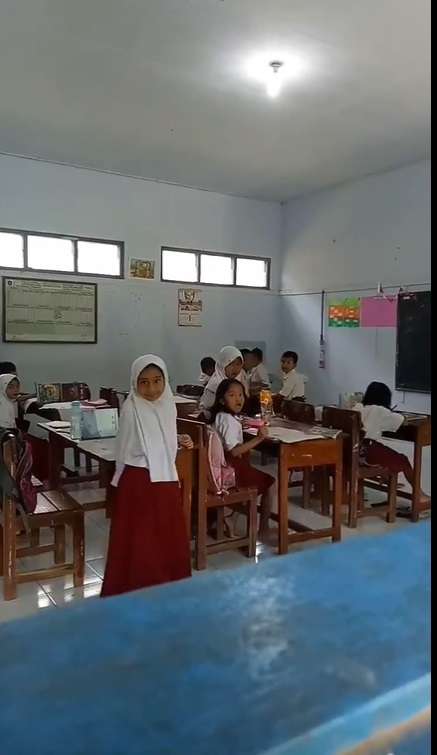 Murid Sekolah Dasar Mencontek