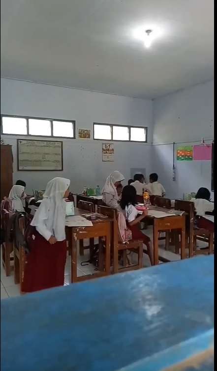 Murid Sekolah Dasar Mencontek