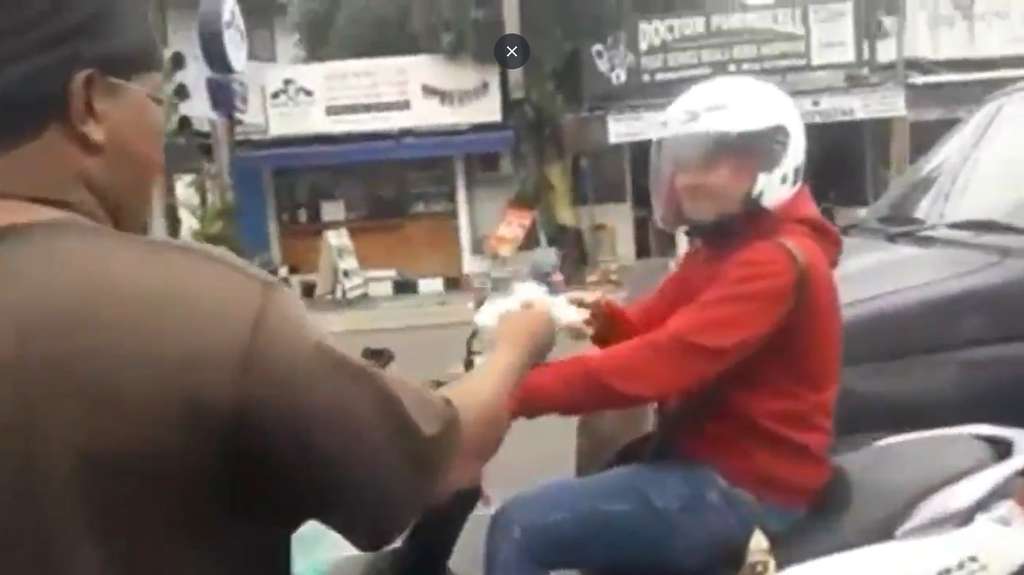 Membagikan Masker