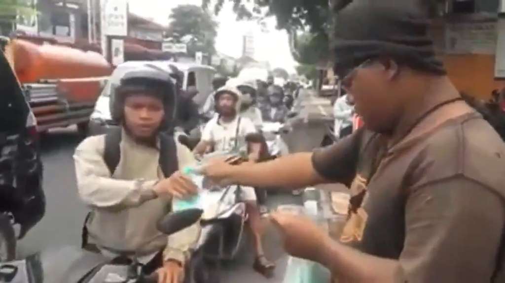 Membagikan Masker