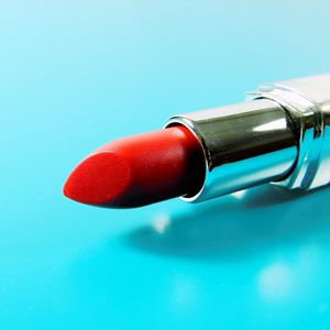 Ilustrasi Lipstick Warna Merah Terang