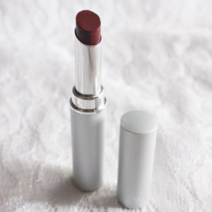 Ilustrasi Lipstick Warna Burgundy