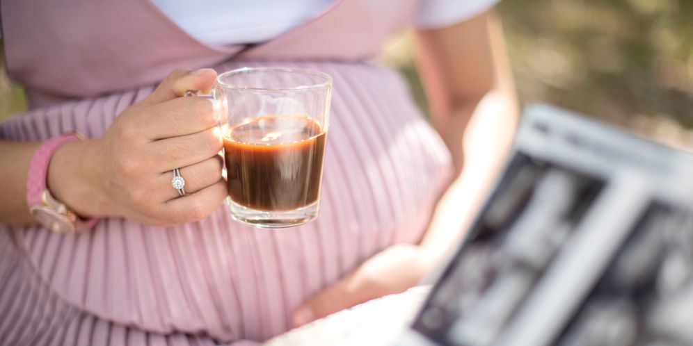 Ilustrasi ibu hamil minum kopi