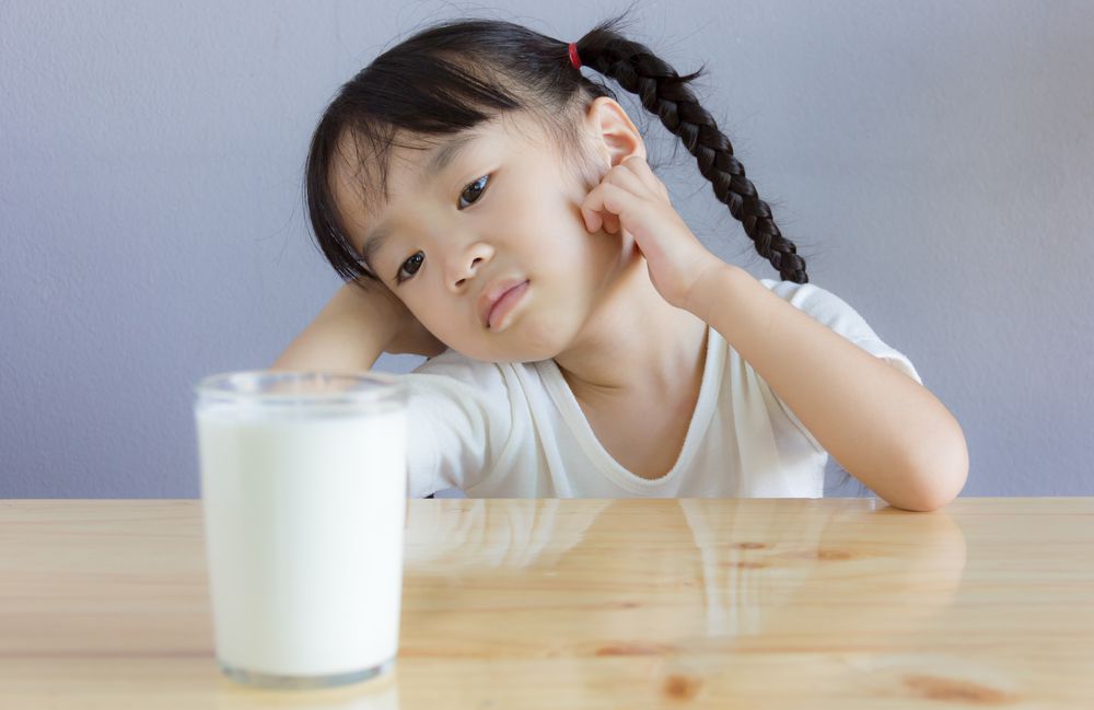 ilustrasi anak minum susu