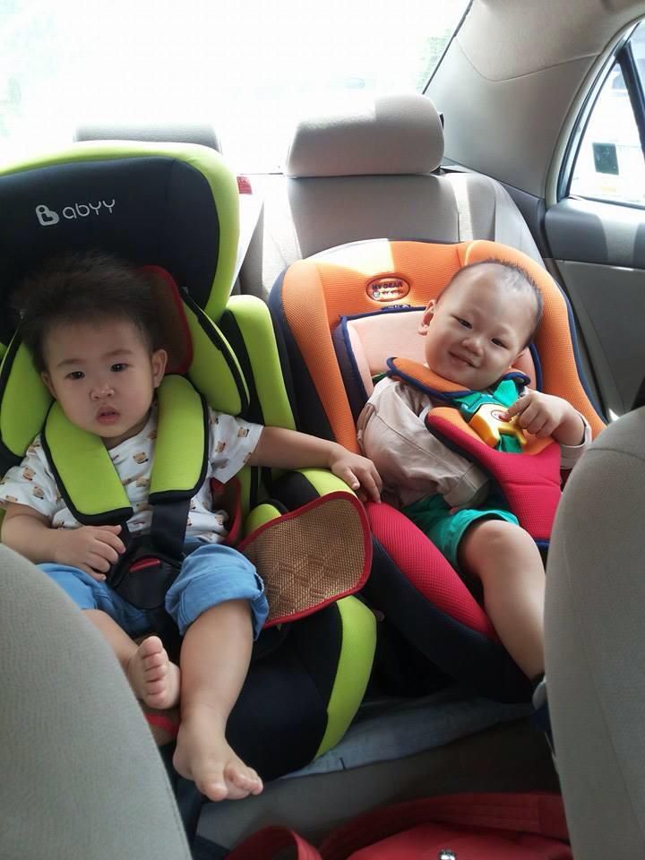 Xuan Xuan duduk di car seat
