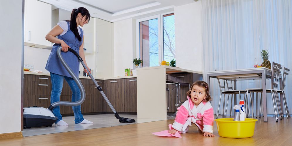 Ilustrasi membersihkan rumah dengan anak