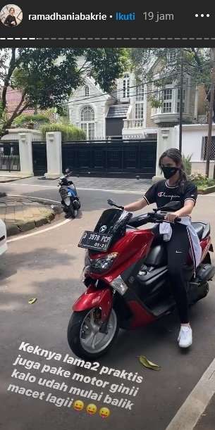 Nia Ramadhani Belajar Naik Motor