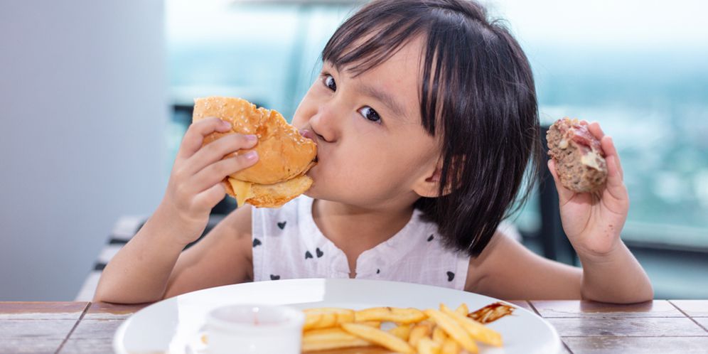 Ilustrasi Anak Makan Fast Food