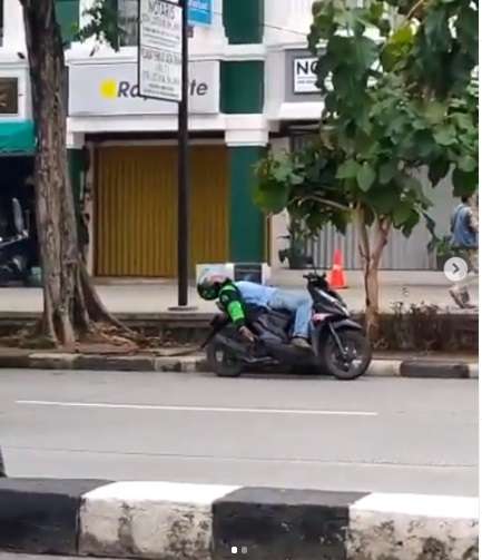 Ojol terkapar di motornya