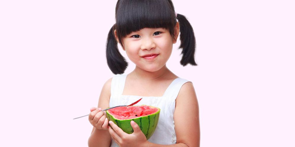 Ilustrasi anak makan buah