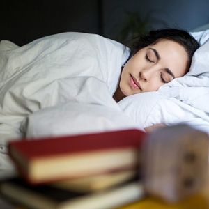 Ilustrasi wanita tidur dan bermimpi