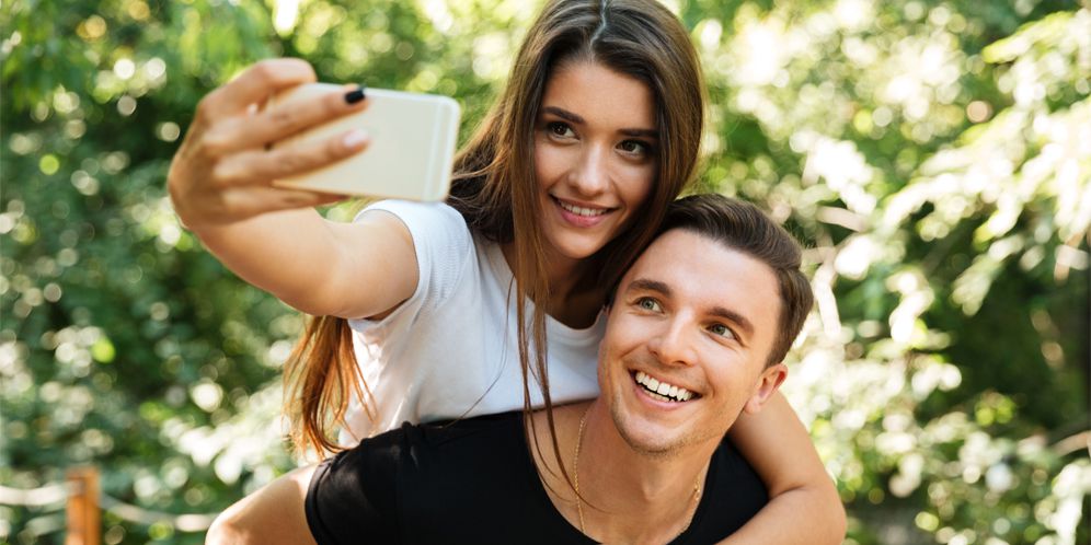 Ilustrasi Selfie dengan Pasangan