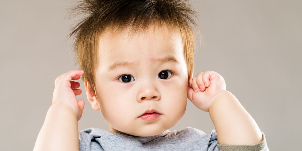 Ilustrasi Bayi Memegang Telinga