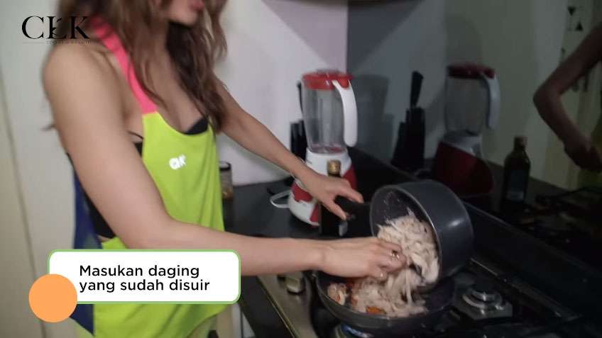 Cinta Laura masak nasi goreng kunyit