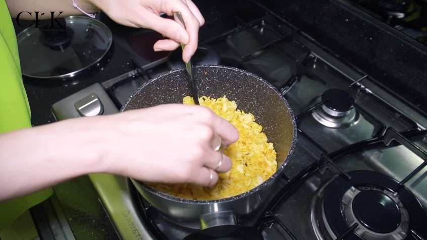 Cinta Laura masak nasi goreng kunyit