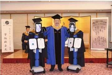 Wisuda unik dengan robot