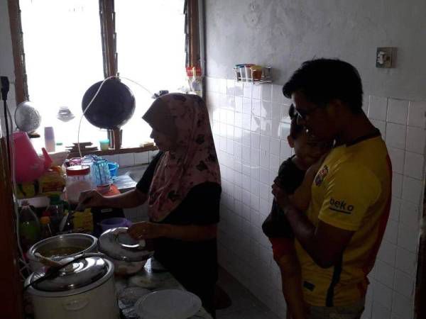 Keluarga asal Malaysia makan nasi dan gula