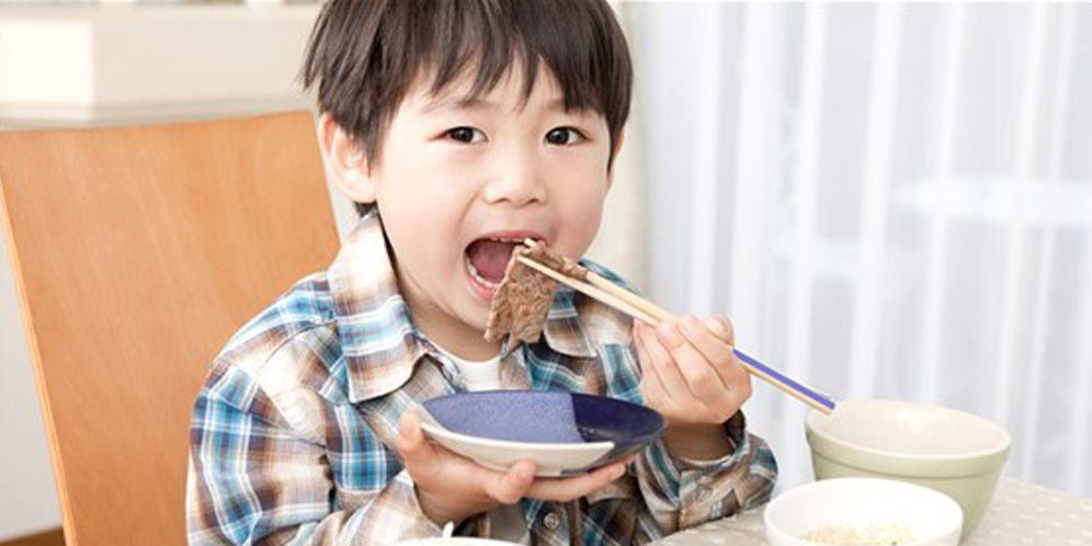Ilustrasi Anak Makan