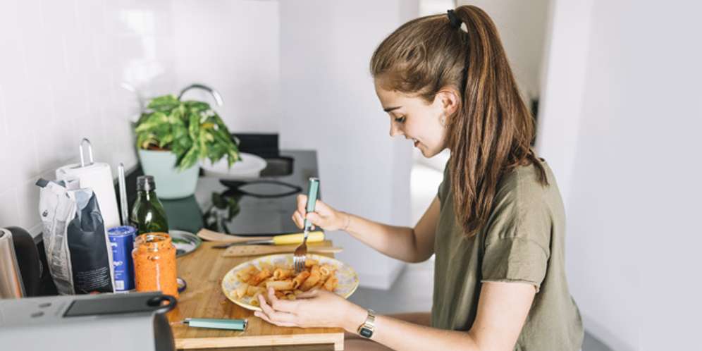 Ilustrasi Makan Makanan Pedas