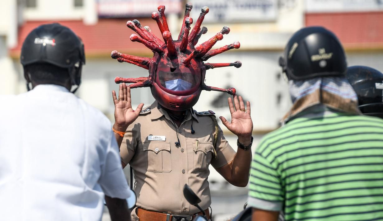 Polisi India gunakan helm corona