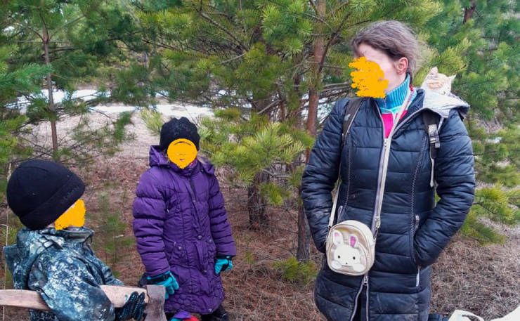 Keluarga Rusia yang Social Distorcing di Hutan