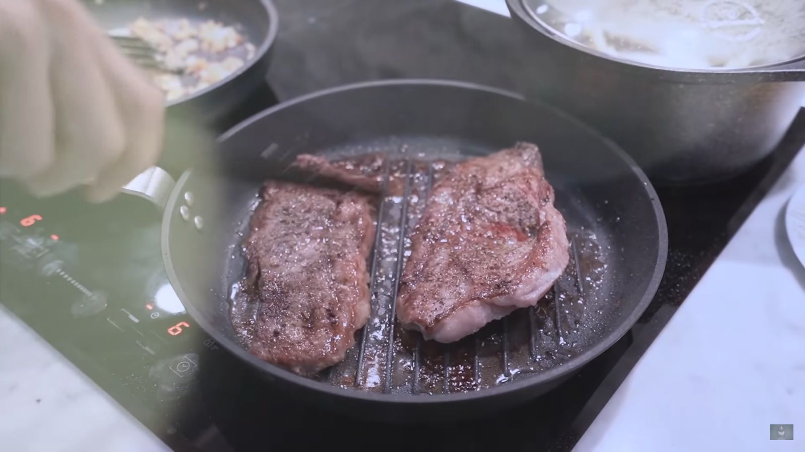 Nikita Mirzani Bikin Steak
