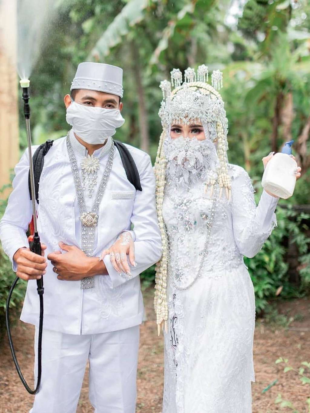 pengantin pakai masker