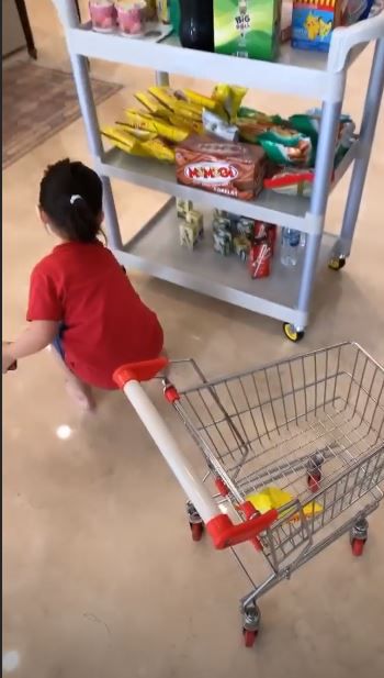 Aksi Anak Nindy yang Berbelanja di Minimarket Rumah