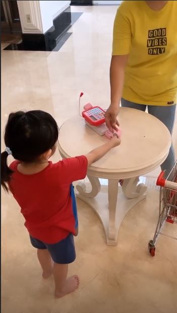 Aksi Anak Nindy yang Berbelanja di Minimarket Rumah