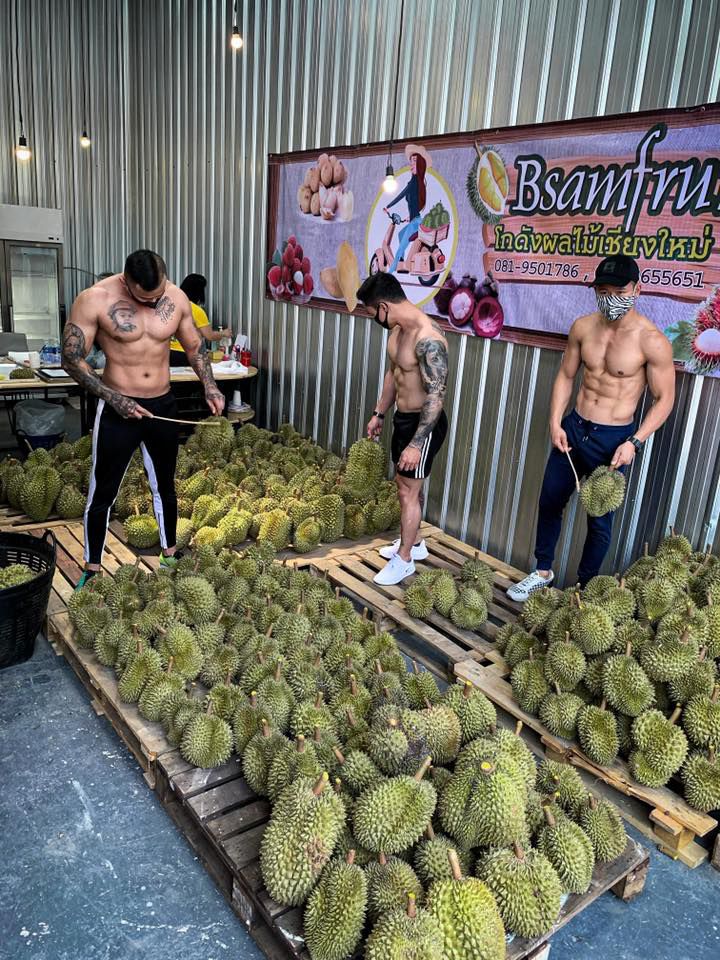 Toko Durian dengan Karyawan Atletis