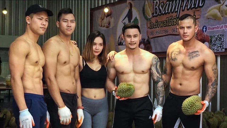 Toko Durian dengan Karyawan Atletis