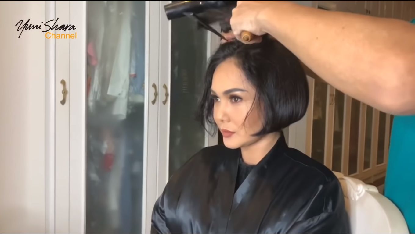 Yuni Shara potong rambut di rumah