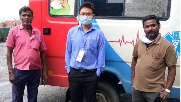 Pengemudi ambulans yang disambut oleh warga