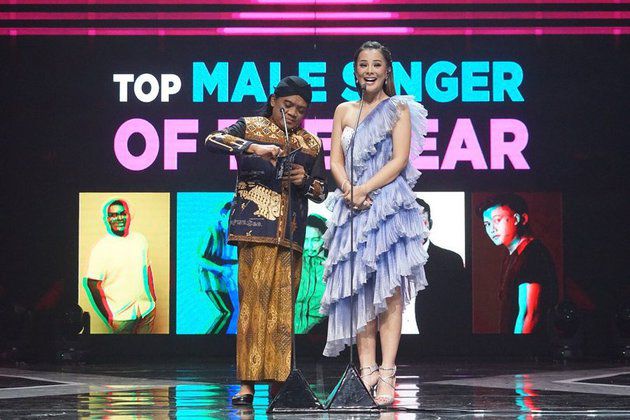 Didi Kempot membacakan nominasi bersama Astrid Tiar dalam Billboard Indonesia Music Awards 2020