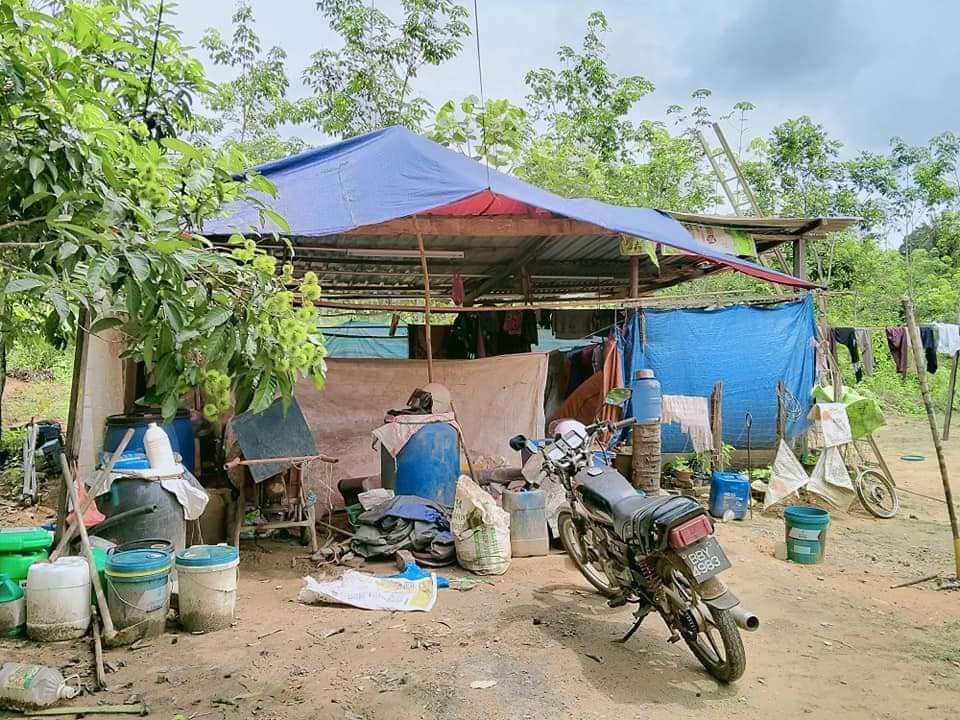 Bertempat Tinggal di Bawah Tenda, Suami Istri Ini Mampu Kuliahkan 3 Anaknya