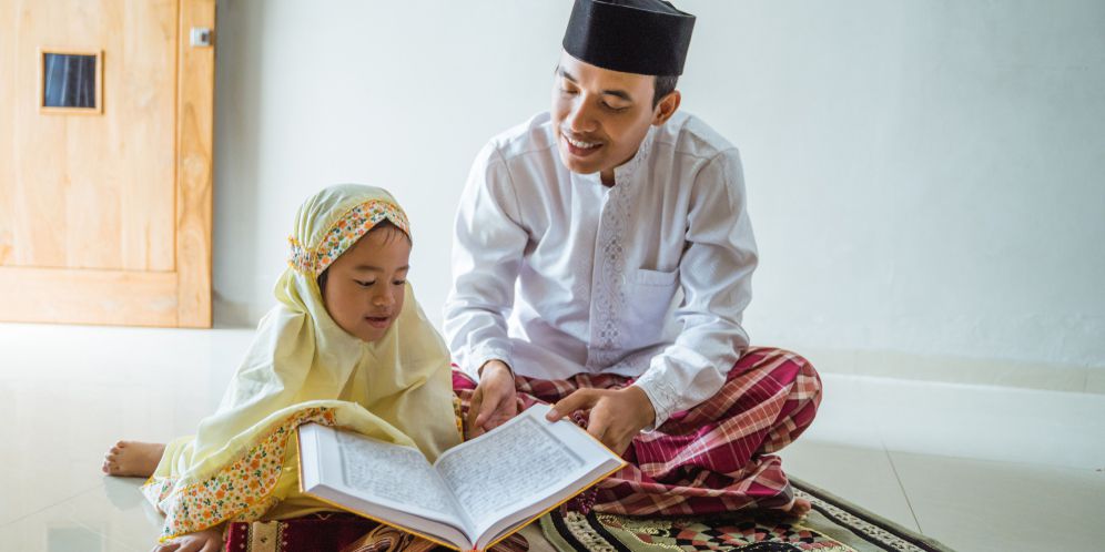 Ilustrasi Mengajari Anak Membaca Al-Quran
