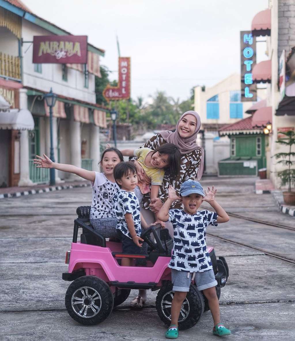 Zaskia Adya Mecca dan Anak-Anaknya