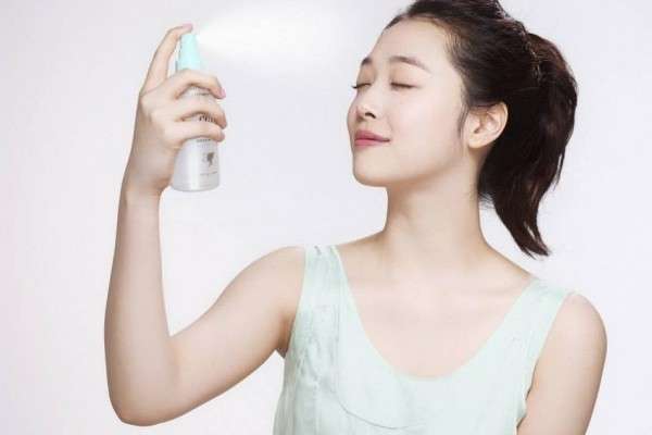 Ilustrasi menggunakan sunscreen spray