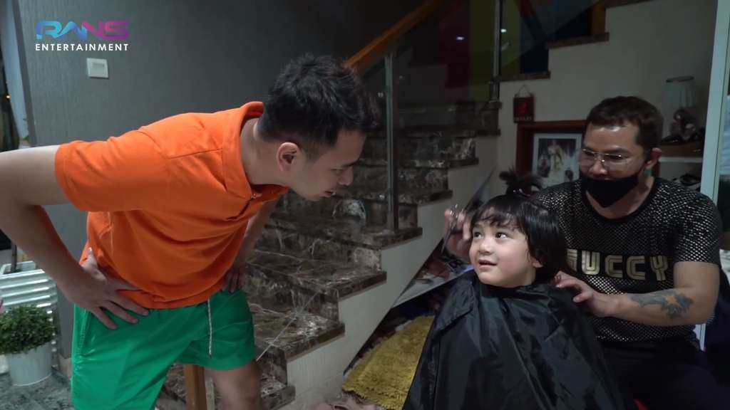 Rafathar Potong Rambut di Rumah