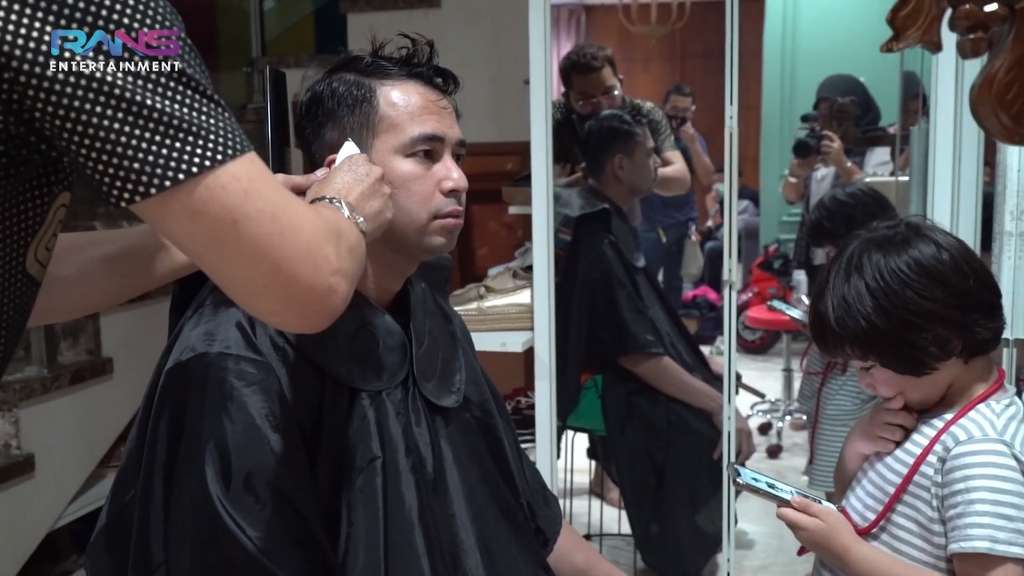 Raffi Potong Rambut di Rumah