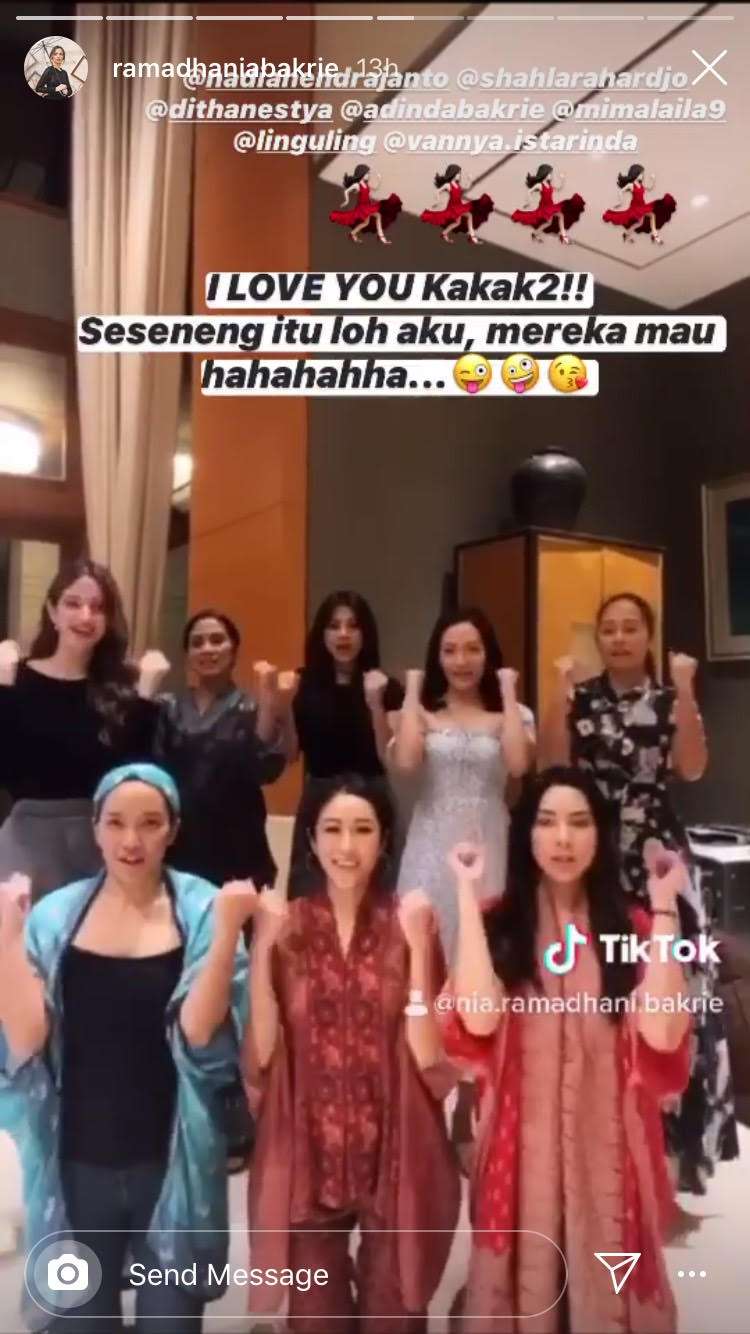 Nia Ramadhani Ajak Keluarga dan Teman bermain Tik Tok