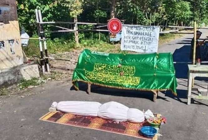 Pocong dan keranda di depan pintu masuk Dusun Tondomulyo