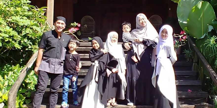 Irfan Hakim dan Keluarga