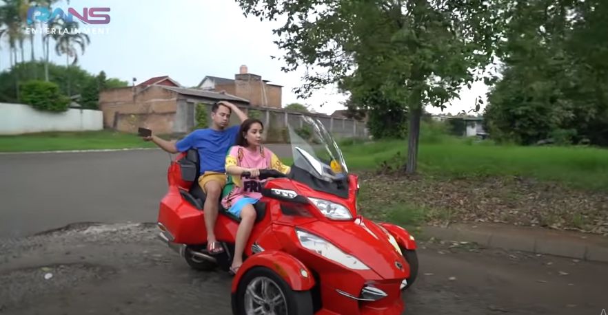 Nagita Slavina dengan motor Can-Am Spyder