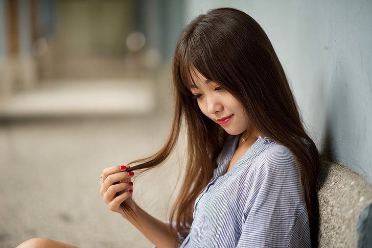 Ilustrasi perempuan menyentuh rambut